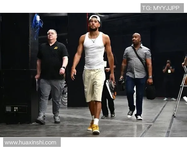 德文布克如何在NBA赛场上展现超凡实力与领导才能 德文布克如何在NBA赛场上展现超凡实力与领导才能